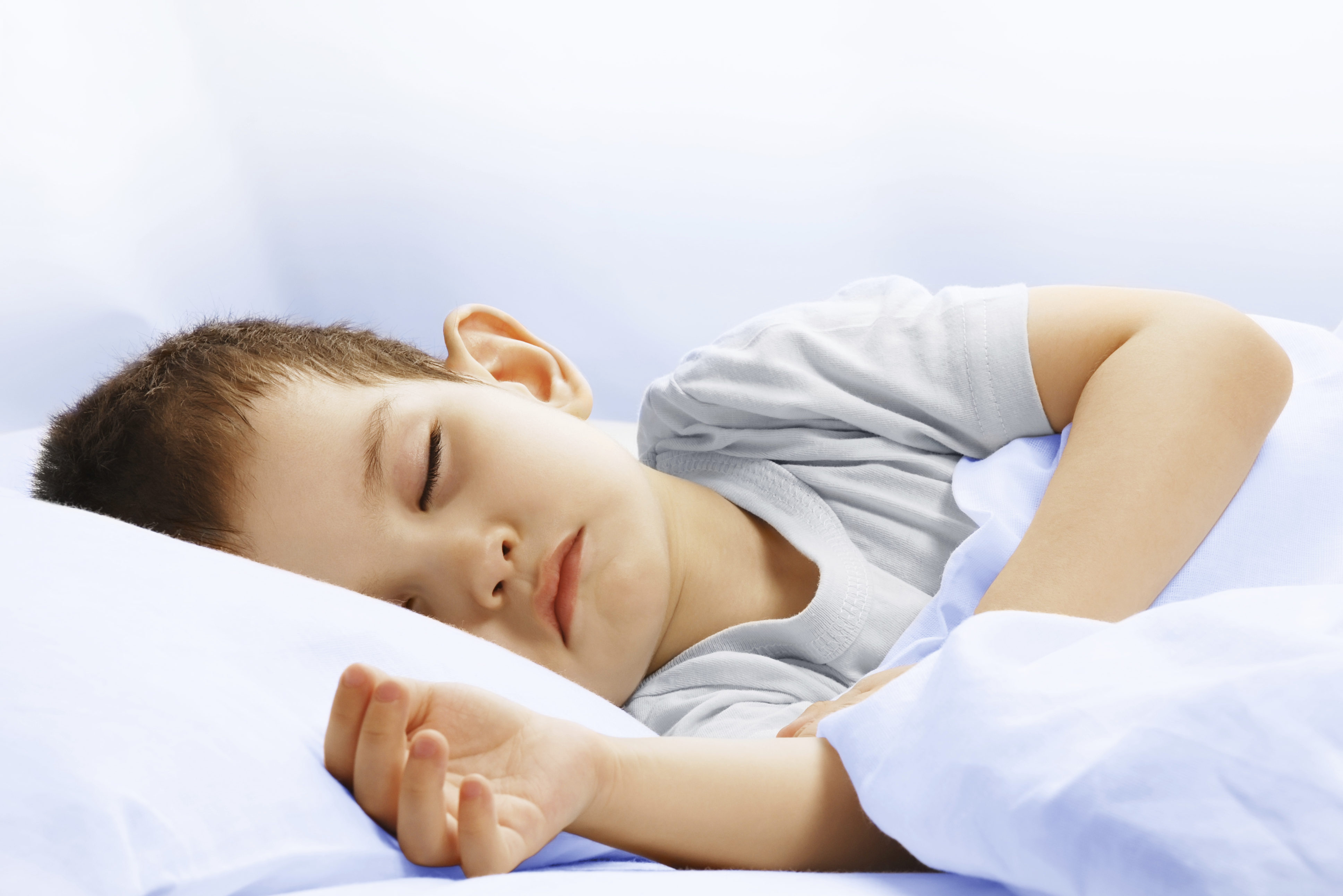 Пробуждающий мальчик. Здоровый сон. Спящий мальчик. Полноценный сон для школьников.